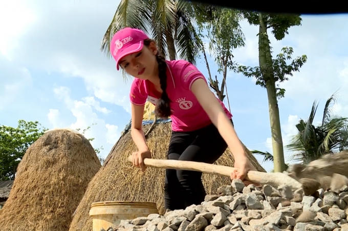 Hoa hậu Việt Nam 2016: Trấn Thành ôm chầm thí sinh giống Hoa hậu Nguyễn Thị Huyền để tỏ lòng ngưỡng mộ