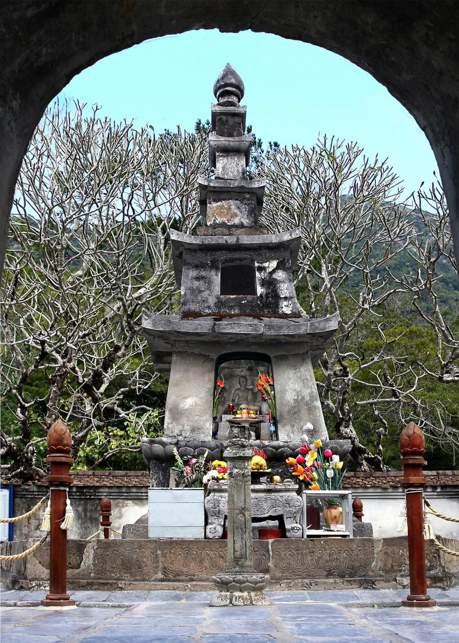 Trung tâm Vườn Tháp là Huệ Quang Kim Tháp (thường gọi là Tháp Tổ), thờ xá lợi Phật Hoàng Trần Nhân Tông.