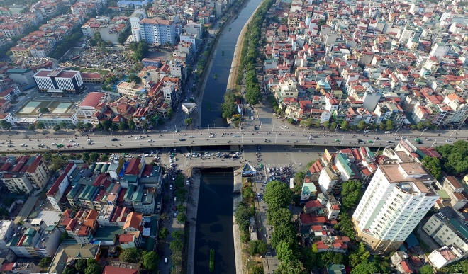 Cầu vượt Trần Duy Hưng - Láng khánh thành vào ngày 16/12/2012, sau 7 tháng thi công. Cầu dài 315 m, dành cho 4 làn xe, với kết cấu trụ bê tông cốt thép, dầm thép hộp có độ bền vĩnh cửu chịu được trọng tải 80 tấn. Tổng đầu mức đầu tư cầu là 348 tỷ đồng.  Sau nhiều năm đưa vào hoạt động, cầu đã giúp giảm tải phương tiện lớn, tránh ùn tắc nghiêm trọng ở ngã tư Trần Duy Hưng - Láng.
