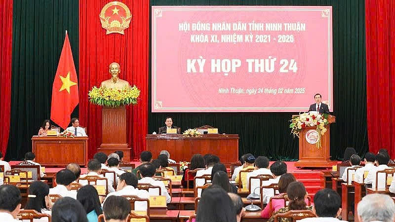 Các đại biểu xem xét các nội dung, tờ trình của UBND tỉnh tại kỳ họp.
