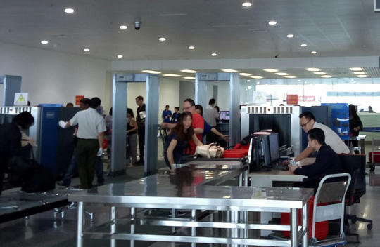 Kiểm tra an ninh tại nhà ga quốc tế T2 Nội Bài. Ảnh Tô Hà