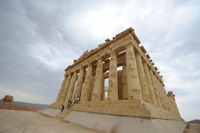 Khách du lịch thăm quan ngôi đền Parthenon (Hy Lạp) phiên bản Trung Quốc được xây dựng tại một công viên ở Lan Châu, tỉnh Cam Túc, Trung Quốc.