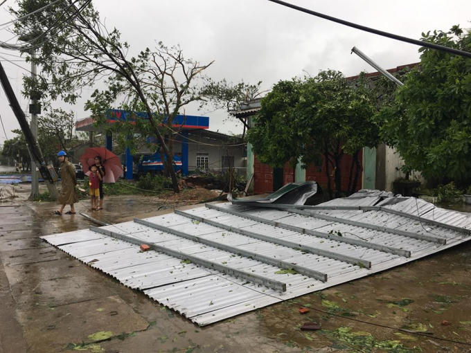 Và nằm dài trên vỉa hè.