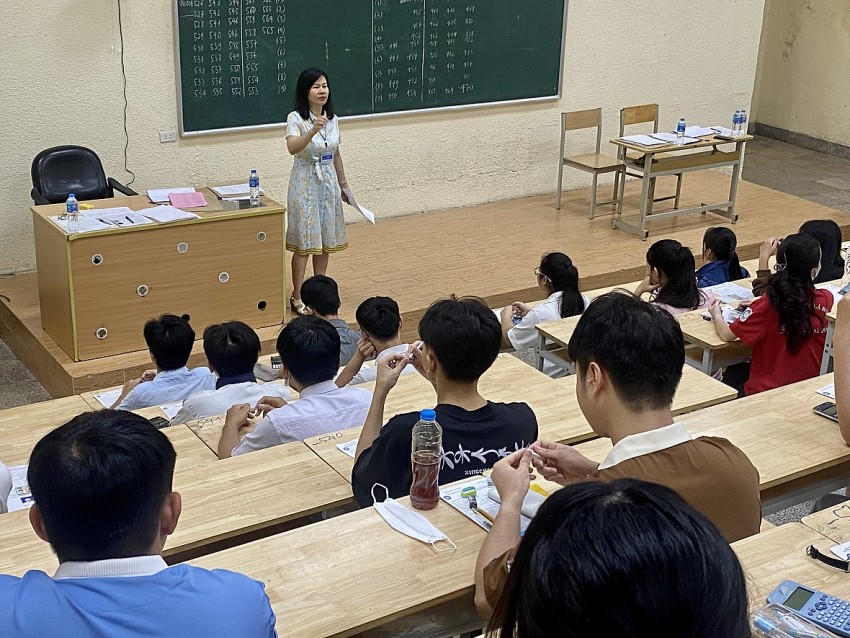 Cán bộ coi thi phổ biến quy chế thi cho thí sinh.