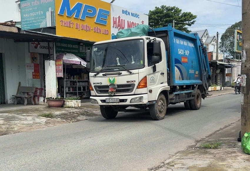 Khi xe lớn đi vào, không chỉ gây nguy hiểm mà còn làm gãy ống nước, nứt nhà dân hai bên.
