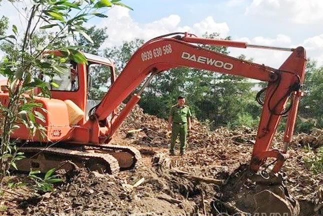 Lực lượng chức năng khai quật rác thải chôn lấp tại khuôn viên Công ty TNHH Shing Mark Vina.