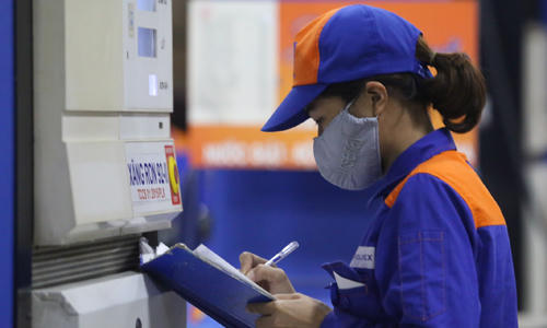 Giá xăng bán lẻ trong nước giảm từ 17h ngày 5/7. Ảnh: Ngọc Thành.