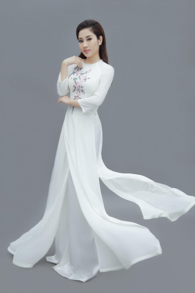 Ngọc nữ Bolero Tố My khoe đường cong quyến rũ trong những t&agrave; &aacute;o d&agrave;i nền n&atilde;