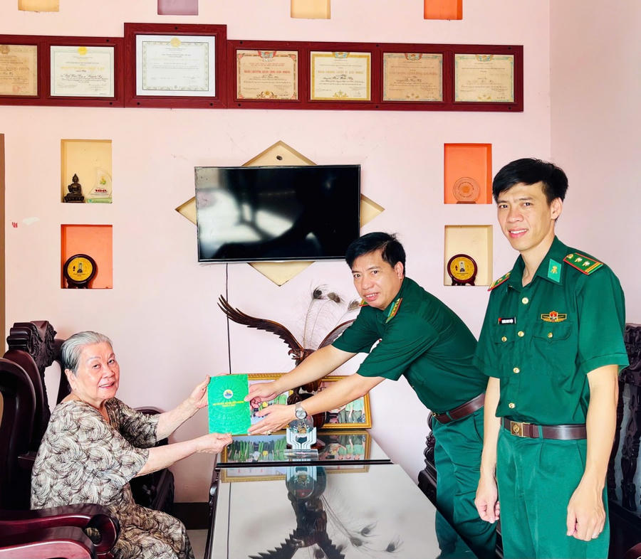 Đại tá Đào Nguyên Hoạt - Phó Chỉ huy trưởng BĐBP tỉnh Cà Mau, thăm hỏi, động viên gia đình Anh hùng lực lượng Vũ trang Nhân dân Bùi Hữu My (nguyên Chỉ huy trưởng BĐBP tỉnh Cà Mau).