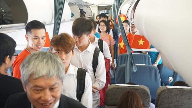 Những tiết lộ về đội tuyển Olympic Việt Nam tr&ecirc;n chuyến bay về nước