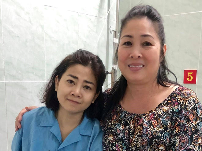 Nghệ sĩ Hồng Vân tới thăm Mai Phương tại bệnh viện.