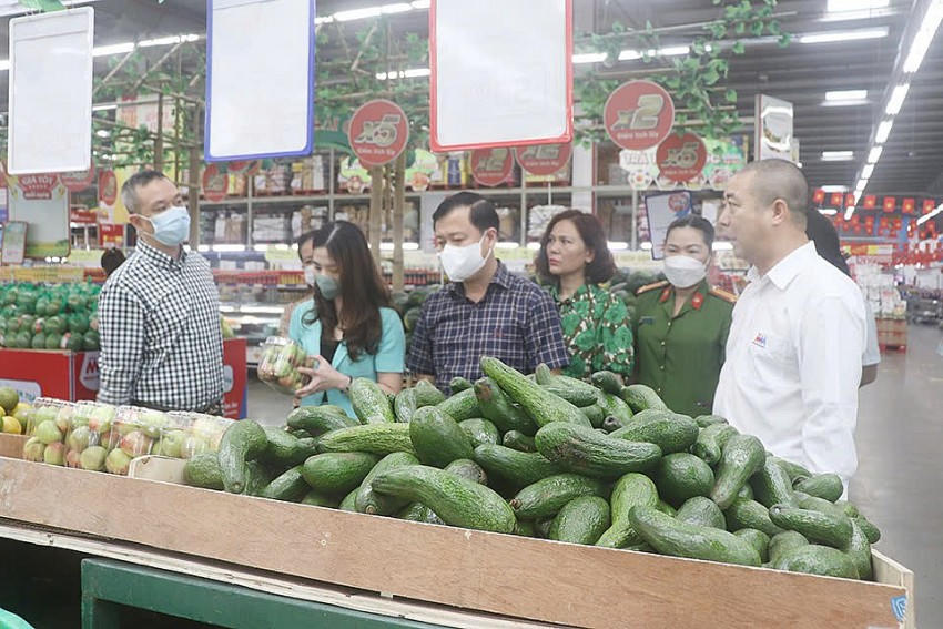Đoàn kiểm tra liên ngành công tác ATTP số 1 của TP Hà Nội kiểm tra một siêu thị trên địa bàn. Hình ảnh mang tính chất minh hoạ