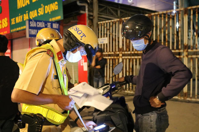 Anh T. bị lập biên bản xử phạt vì vi phạm nồng độ cồn.