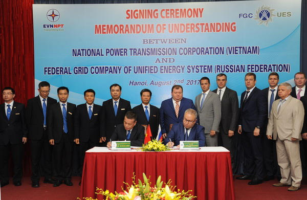 Ông Vũ Ngọc Minh - Tổng Giám đốc EVNNPT và ông Andrey Murov - Chủ tịch HĐQT kiêm TGĐ FGC UES ký Thỏa thuận hợp tác.