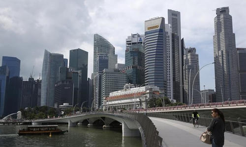 Khu trung tâm thương mại của Singapore. Ảnh: Reuters.