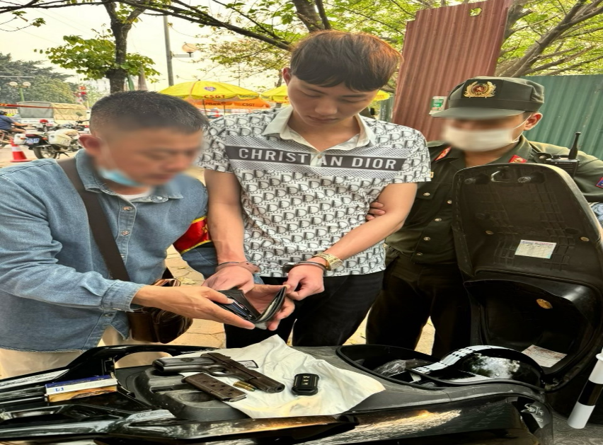Bắt giữ đối tượng mang theo súng quân dụng dạo phố.