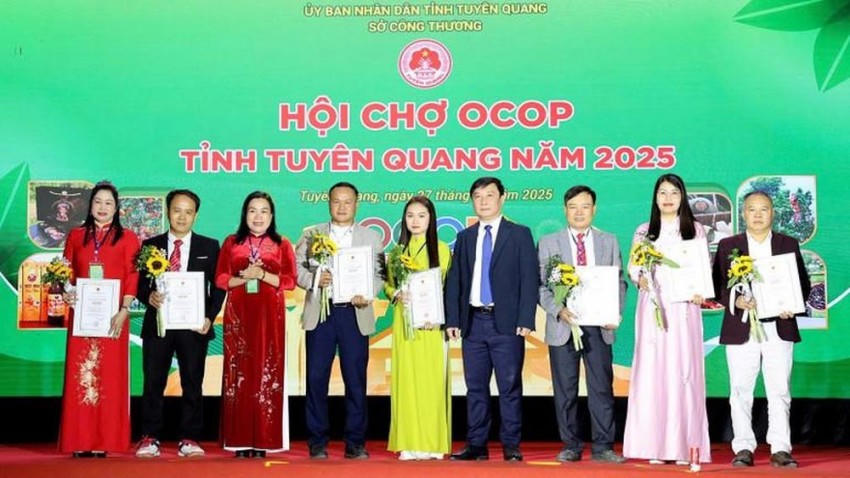 Ban tổ chức trao Giấy chứng nhận cho các chủ thể có sản phẩm đạt chứng nhận OCOP năm 2025.