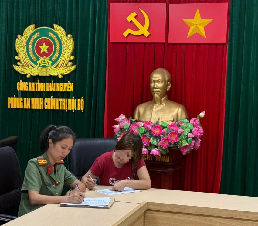 Phòng An ninh chính trị nội bộ tiến hành làm việc với Đ.T.H.T. Ảnh: CATN