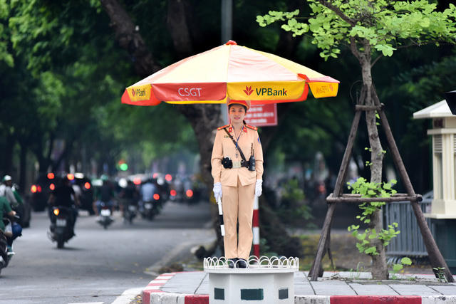 Sau hai buổi làm việc hành chính ở trụ sở, đến 16h30, Thượng uý Hà lại tiếp tục đi làm nhiệm vụ điều tiết giao thông giờ cao điểm buổi chiều. Vui vẻ với công việc, Thượng uý Hà chia sẻ cũng luôn ý thức được hình ảnh của mình góp phần nhỏ vào diện mạo giao thông thành phố, nên ngoài chuyên môn ra cũng luôn cố gắng thân thiện, niềm nở.