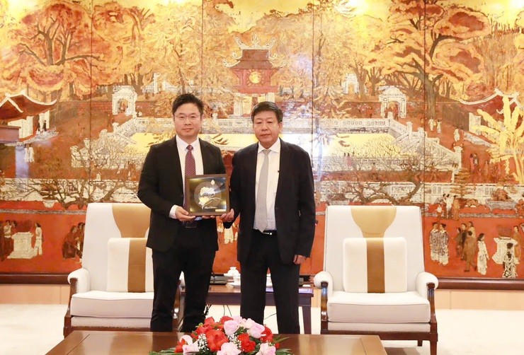 Phó Chủ tịch Thường trực UBND Thành phố Dương Đức Tuấn trao quà lưu niệm tặng Phó Chủ tịch Hội đồng quản trị Tống Hiệp Bằng.