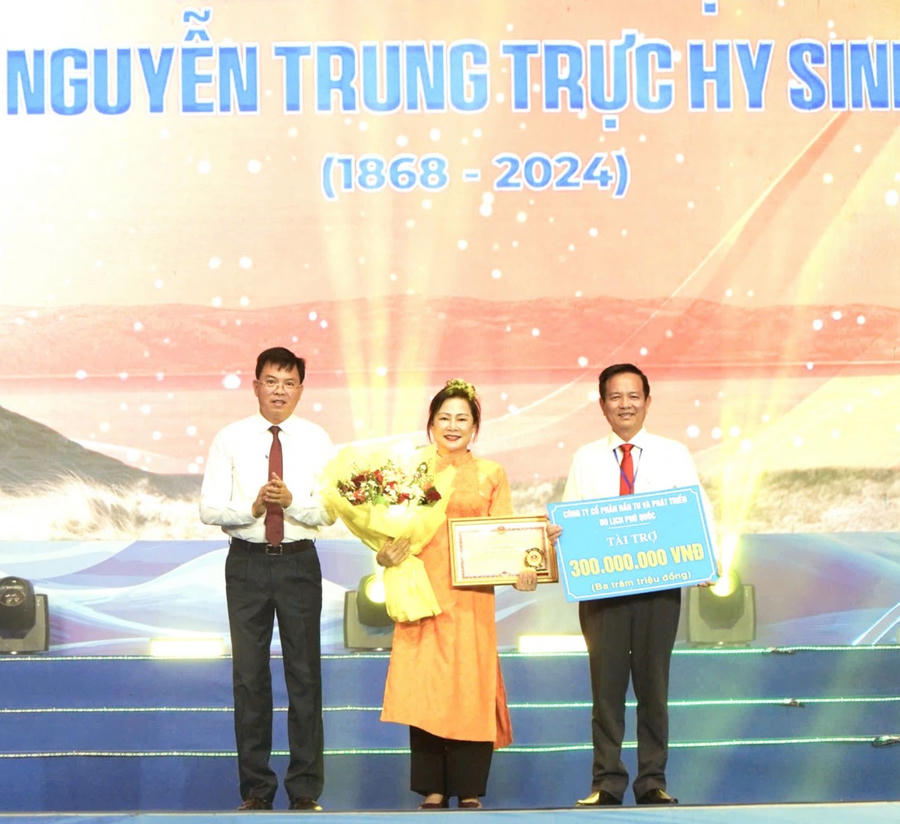 Bà Trương Thị Thảo - PGĐ Công ty Cổ phần Đầu tư và Phát triển Du lịch Phú Quốc nhận Bằng khen của UBND tỉnh Kiên Giang về những đóng góp tổ chức Lễ hội.