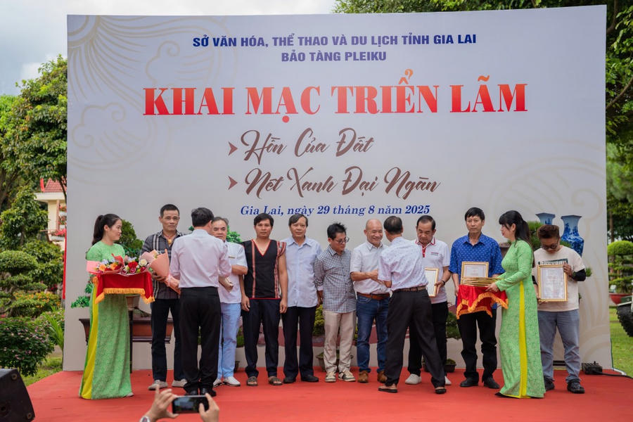 Khai mạc triển lãm chuyên đề "Hồn của đất" và trưng bày bonsai "Nét xanh đại ngàn".
