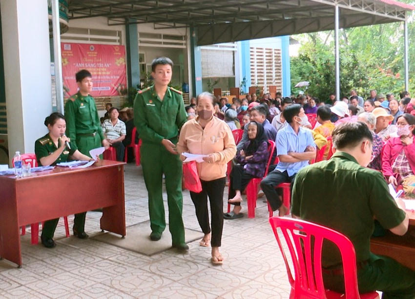 Cán bộ, chiến sĩ Bộ đội Biên phòng tỉnh hỗ trợ người dân đến thăm khám tại chương trình