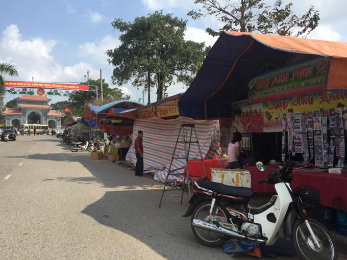 Nhiều gian hàng mọc lên như nấm sau mưa.