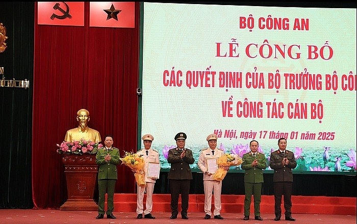 Đảng ủy, Ban Giám đốc Công an TP Hà Nội tặng hoa chúc mừng 2 tân Phó Giám đốc.
