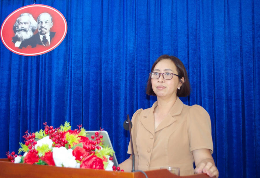 Báo cáo viên Nguyễn Thị Tuyết Minh - Trưởng Phòng Hành chính và Bổ trợ Tư pháp (Sở Tư pháp tỉnh), hướng dẫn những quy định cụ thể liên quan đến công tác đăng ký và quản lý hộ tịch, đặc biệt là đăng ký các sự kiện hộ tịch có yếu tố nước ngoài.