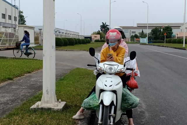 Chị Hoài quay lại nơi làm với nhiều đồ ăn mang theo từ quê nhà để tiết kiệm chi tiêu.