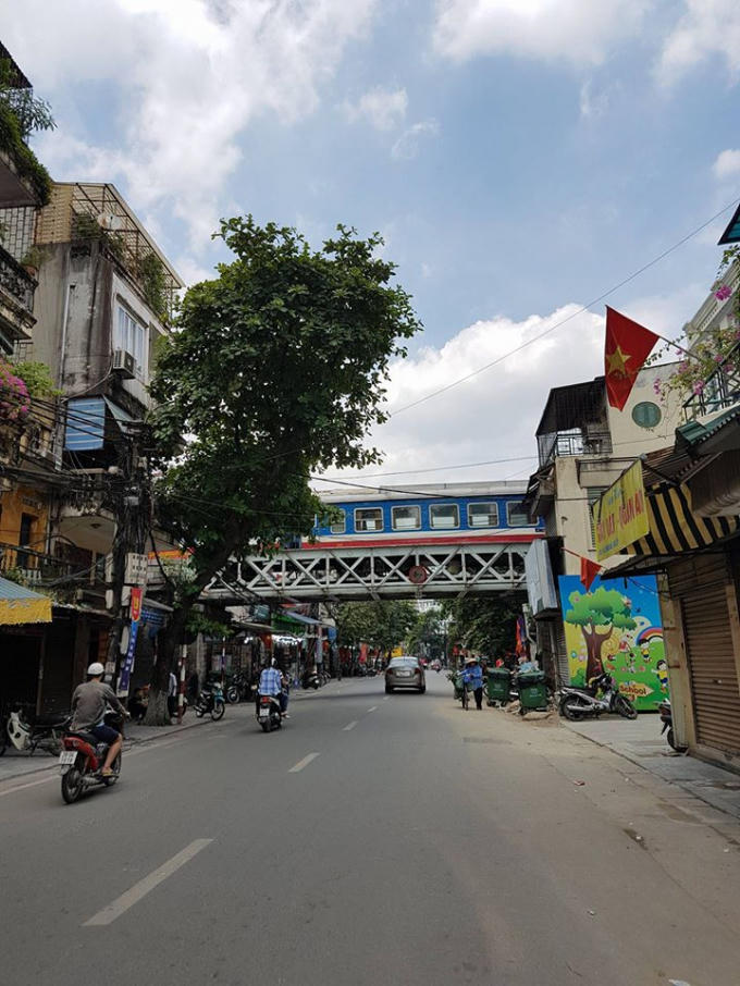 Một chuyến tàu băng qua phố Hàng Giấy.