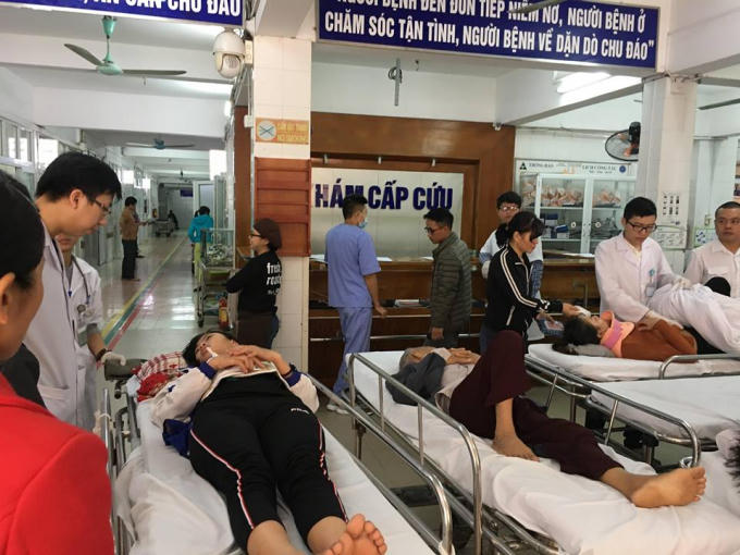 Không ngừng các ca cấp cứu nhập viện ngày Tết khiến các bác sĩ chóng mặt (Ảnh cấp cứu tại Bệnh viện Việt Đức)