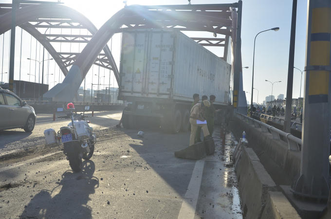 Vụ tai nạn l&uacute;c s&aacute;ng sớm l&agrave;m 2 người thương vong.