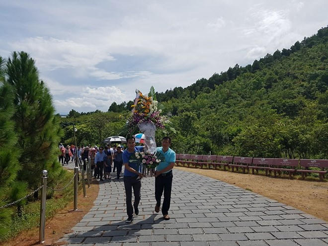Đoàn công tác Báo Pháp luật Việt Nam dâng hoa tại Khu mộ Đại tướng Võ Nguyên Giáp.