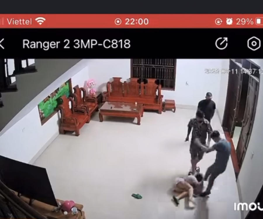 Ba thanh niên xông vào nhà hành hung chị D. dã man (Hình ảnh cắt từ camera).