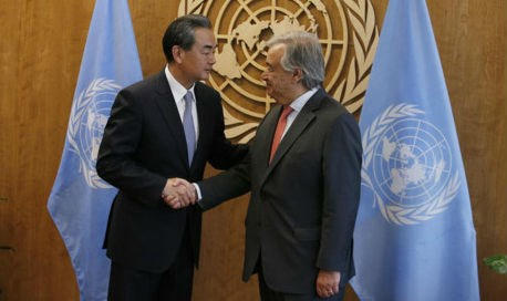 Bộ trưởng Ngoại giao Trung Quốc Vương Nghị và Tổng Thư ký LHQ António Guterres. (Ảnh: Reuters)