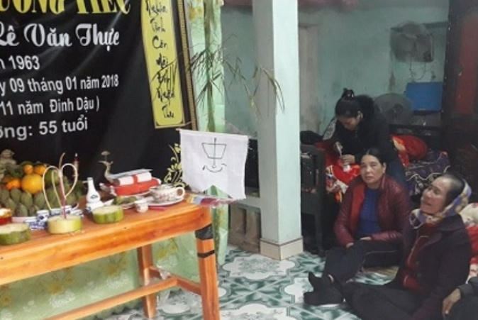 Nhiều gia đ&igrave;nh tại x&atilde; Hải Thanh (Tĩnh Gia) x&aacute;c định 8 ngư d&acirc;n mất t&iacute;ch đ&atilde; chết, n&ecirc;n l&agrave;m ma chay từ ng&agrave;y 9/1. (Ảnh: T.Tuy&ecirc;n)