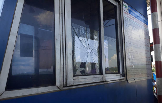 Tài xế đập vỡ cabin thu phí. Ảnh: Vietnammoi