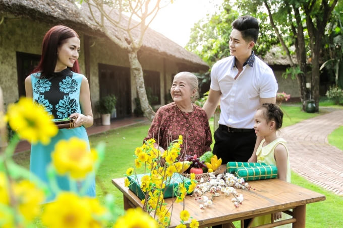 Hình ảnh ấm cúng gia đình ngày tết