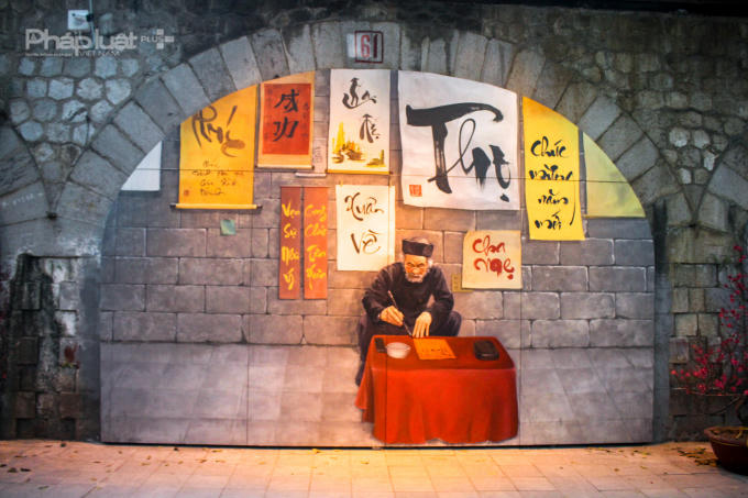 Mỗi năm hoa đào nở / Lại thấy Ông Đồ già / Bày mực tàu giấy đỏ / Trên phố đông người qua