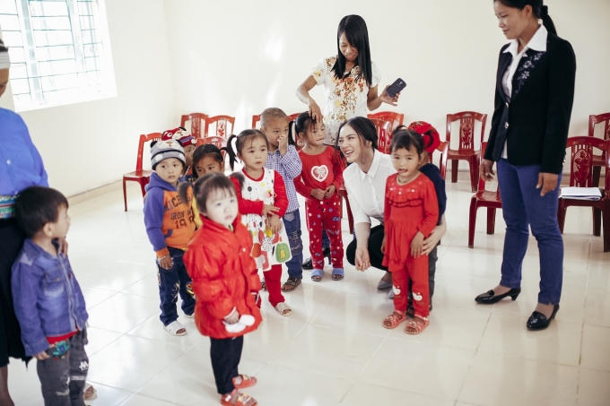 Cô giáo và học sinh vui mừng được dạy và học trong ngôi trường mới khang trang, sạch đẹp