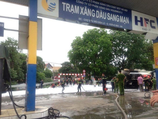 H&agrave; Nội: C&acirc;y xăng bốc ch&aacute;y dữ dội, nhiều người d&acirc;n hoảng loạn