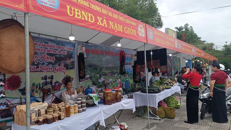 Gian trưng bày các sản phẩm nông sản của các địa phương tại huyện Mường La.