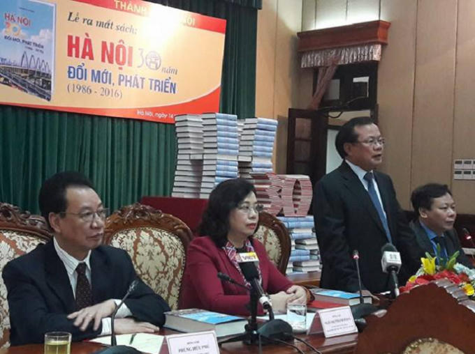 Tiến sĩ Phạm Quang Nghị-nguyên Bí thư Thành ủy, đồng chủ biên cuốn sách chia sẻ thông tin về cuốn sách tại Lễ ra mắt cuốn sách.