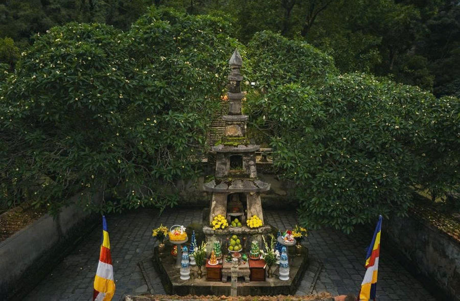 Huệ Quang Kim Tháp (Tháp Tổ), tọa lạc giữa Vườn Tháp Huệ Quang – nơi hội tụ linh khí của long mạch Yên Tử, là nơi lưu giữ xá lợi của Phật hoàng Trần Nhân Tông.