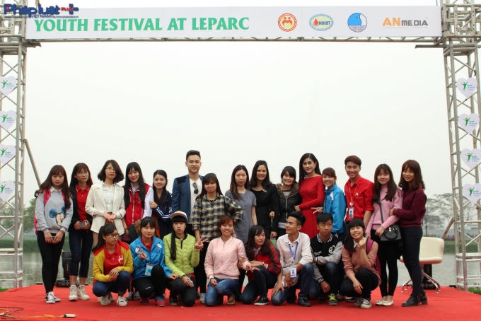 Chụp hình lưu niệm cùng các nghệ sĩ, nhà văn sau chương trình. (Ảnh Đức Biên)