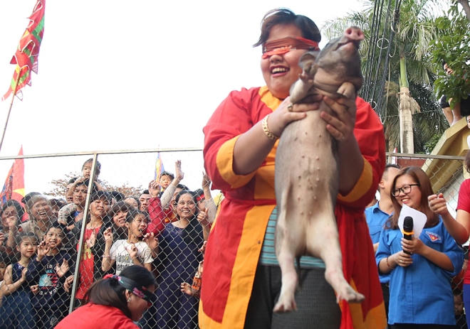 Mỗi chú ỉn bị bắt theo cách khác nhau khiến không khí càng trở nên vui vẻ rộn ràng hơn. Tại làng nghề Vạn Phúc, ngoài trò chơi dân gian, trong hội làng còn có đoàn rước lụa với những cô gái quẩy quang gánh chở lụa trên vai..