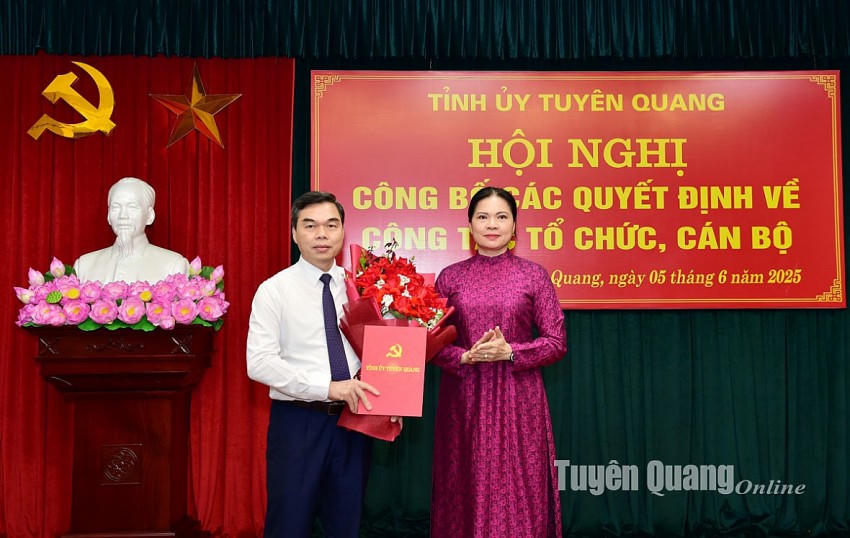 Đồng chí Bí thư Tỉnh ủy Hà Thị Nga trao Quyết định và tặng hoa chúc mừng đồng chí Ma Thế Hồng. Ảnh: Báo Tuyên Quang