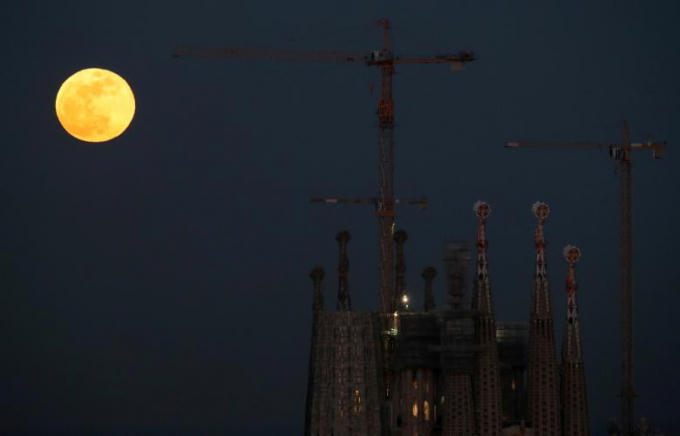 Siêu trăng xuất hiện trên bầu trời Barcelona, ​​Tây Ban Nha.